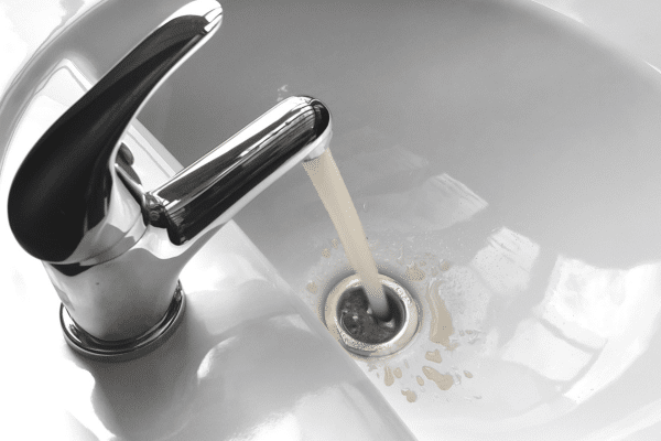 why is my ice cloudy and tap water cloudy